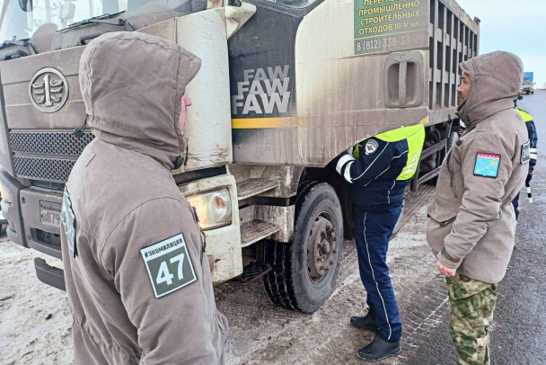 Самосвалы останавливают под Всеволожском. Экомилиция проверяет, по правилам ли перевозят отходы