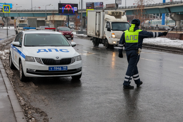 Автоинспекция выехала за нетрезвыми водителями в Петербург и Ленобласть. В прошлый раз поймали две сотни