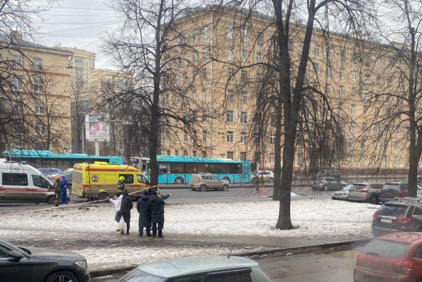 В Петербурге автобус снес остановку с пассажирами