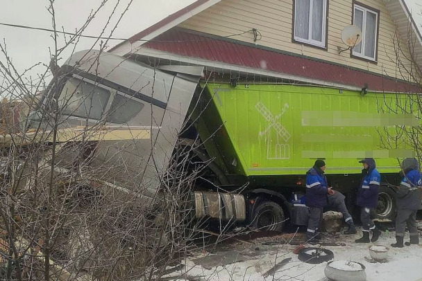 Фото: Под Нижним Новгородом грузовик протаранил жилой дом