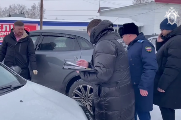 СК показал видео с места убийства главы администрации в Алтайском крае. Подозреваемого доставили в медучреждение