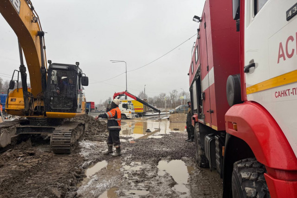 В Кудрово из-за аварии на водоводе встали машины, а пешеходы топают по грязи