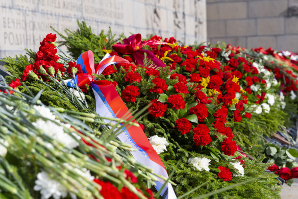 В Петербурге после кражи букетов с мемориала 8 марта возбуждено дело о надругательстве над телами умерших