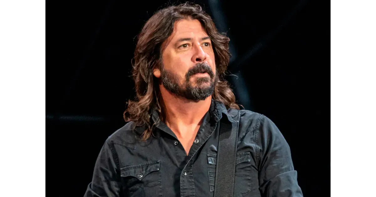 Фронтмен Foo Fighters Дэйв Грол рассказал, что у него родилась внебрачная дочь, и публично попросил прощения у жены. Его раскритиковали