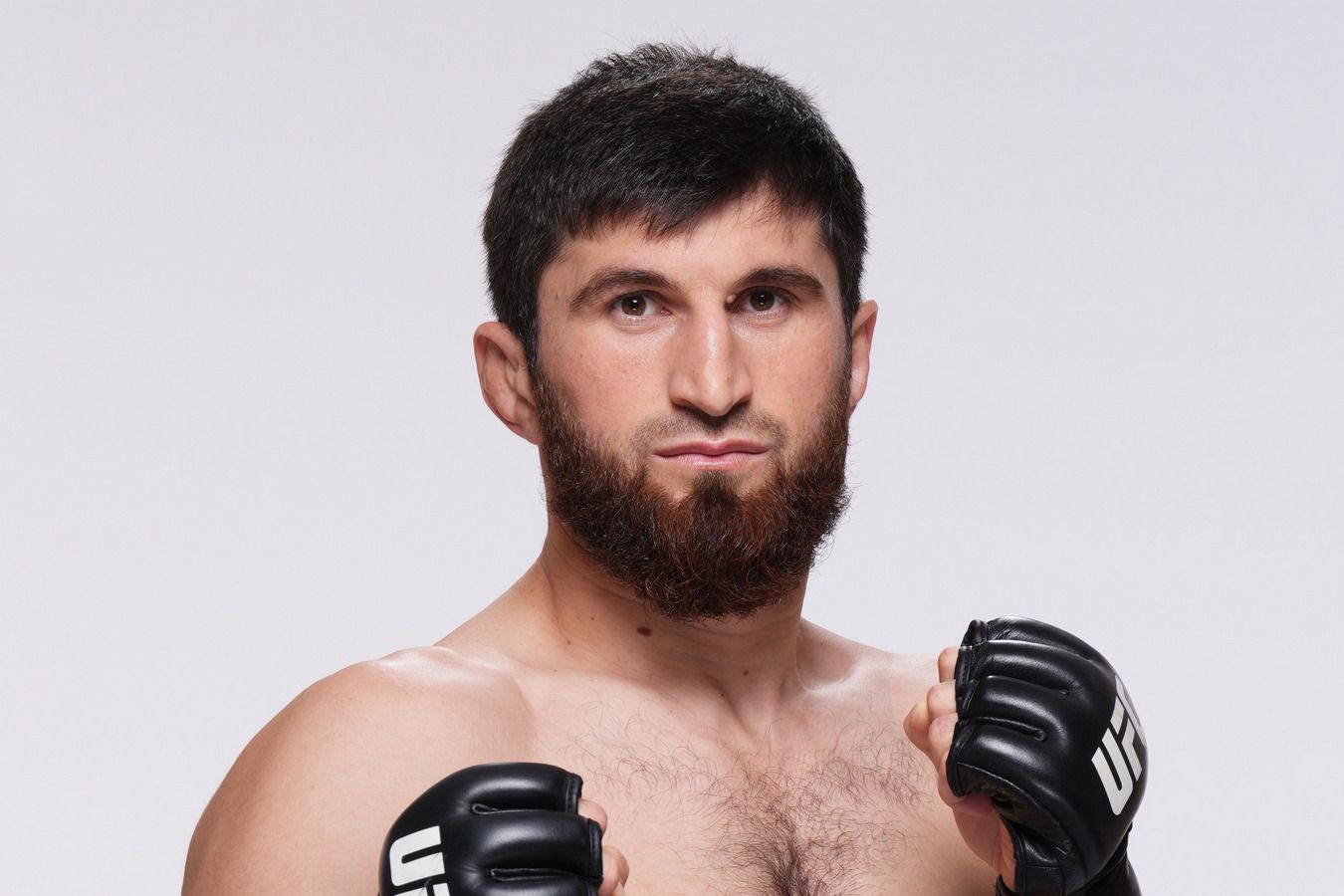 Магомед Анкалаев во время пресс-конференции UFC 313 играл в телефоне