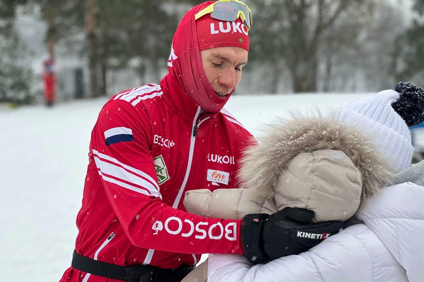 Дочка Александра Большунова показала папе, как нужно делать отталкивания на лыжах