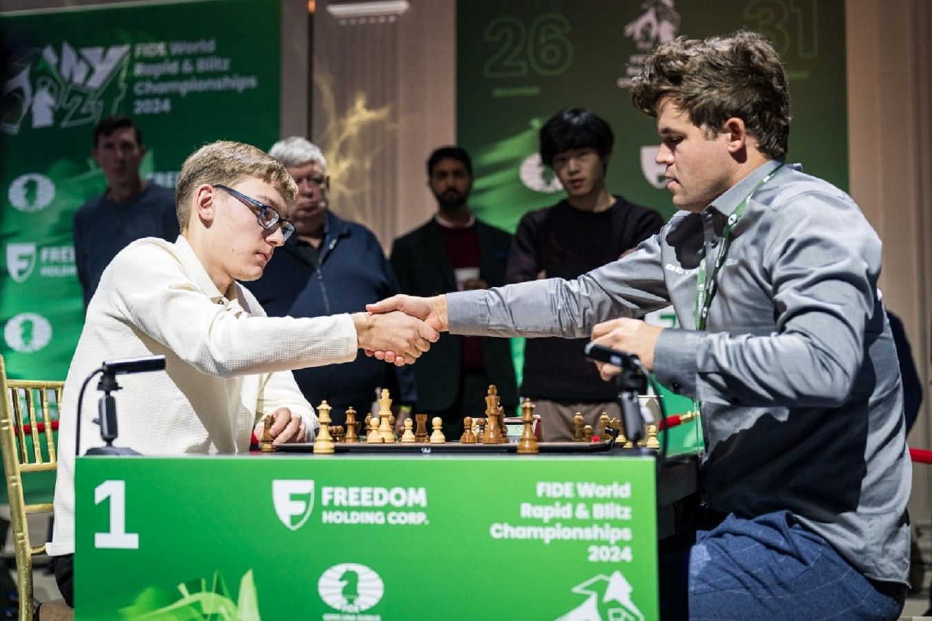 Магнус Карлсен дисквалифицирован на ЧМ по рапиду из-за дресс-кода  GothamChess