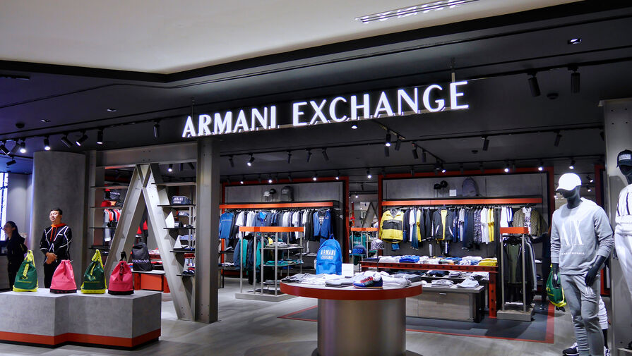 Честный знак назвал причину задержки поставок Armani в РФ