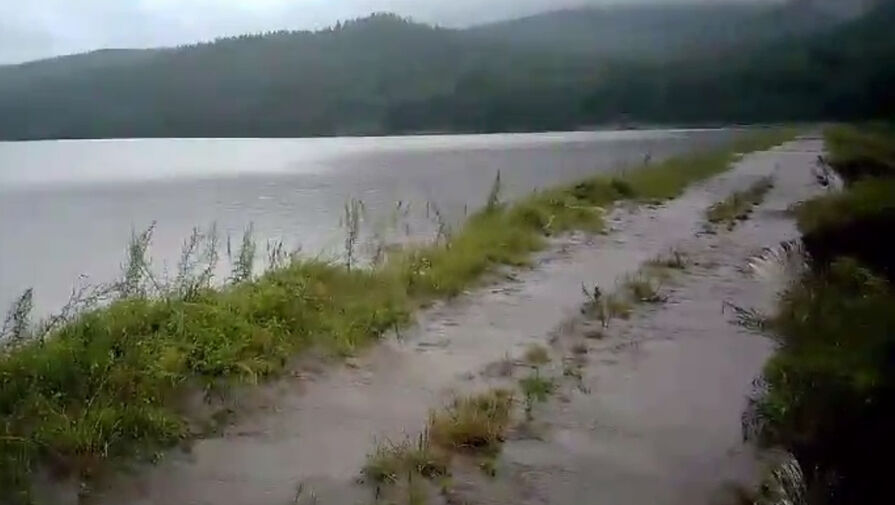 В Бурятии вода перелилась через дамбу водохранилища