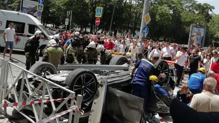 Момент разгона BMW, выпавшего с третьего этажа парковки в Краснодаре, попал на видео