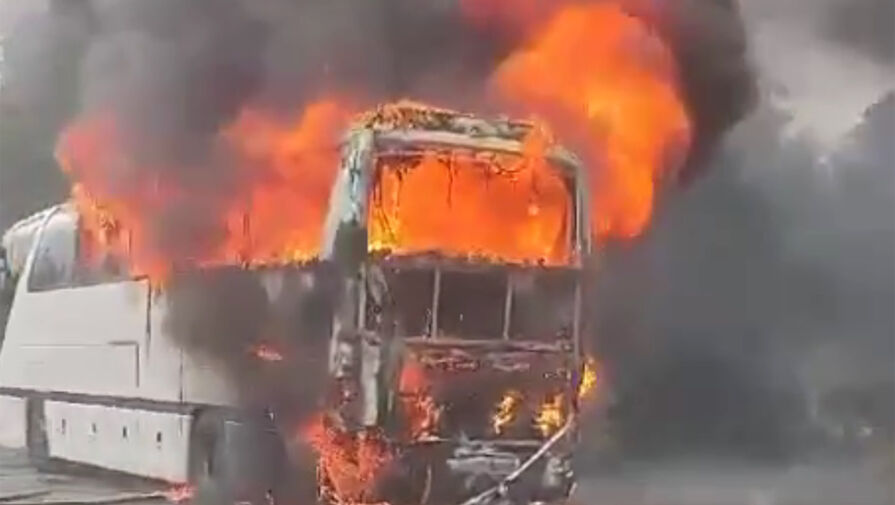 Появилось видео, как в Подмосковье горит пассажирский автобус