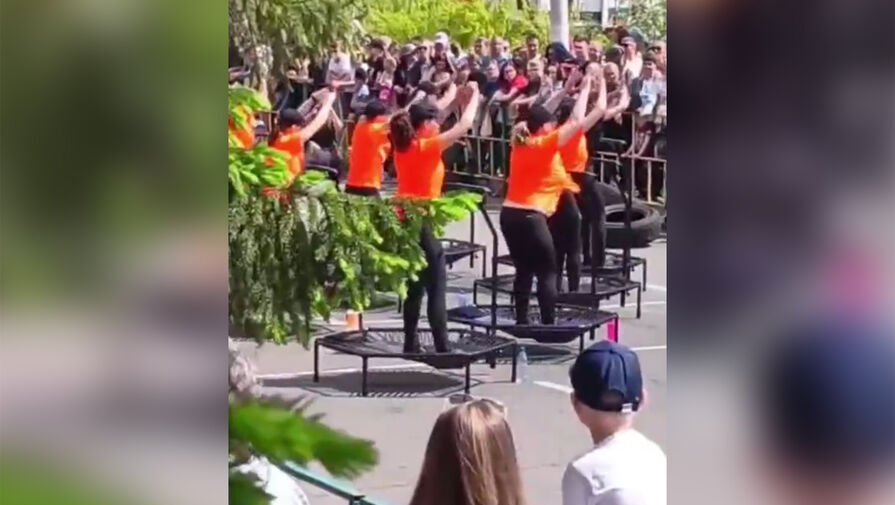 В Сети появилось видео со Дня города, где местные жители танцевали под песню о 'Вагнере'