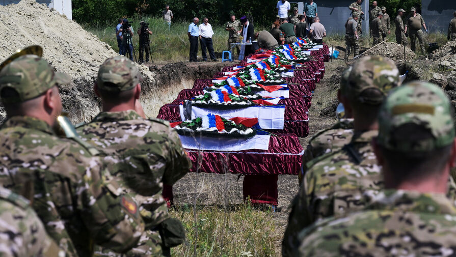 Появились кадры с похорон в ЛНР 20 солдат, погибших на СВО