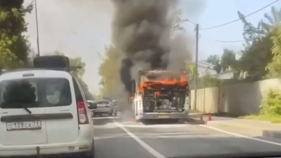 На видео попал охваченный огнем пассажирский автобус в Подмосковье