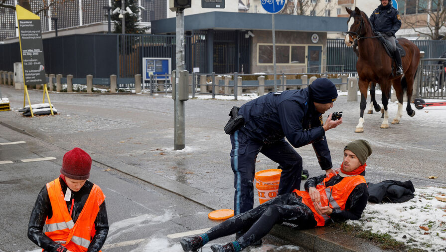 В Мюнхене экоактивисты устроили акцию протеста на территории аэропорта