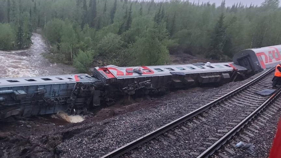 На месте крушения поезда в Коми начали укладку новых путей