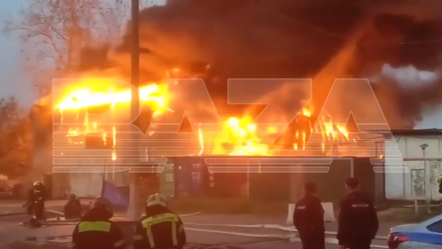 На западе Москвы загорелся склад