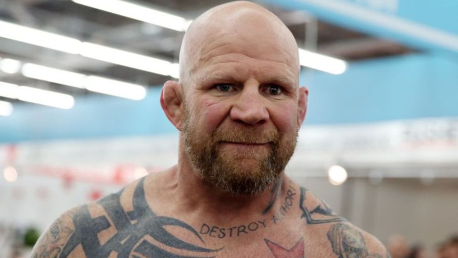 Боец Монсон: понимаю, почему Россия блокирует мессенджеры