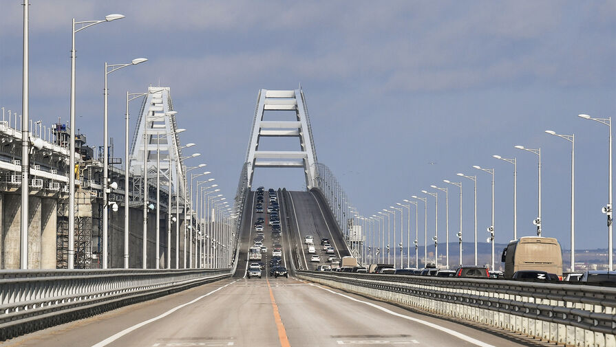 Перед Крымским мостом водители застряли в огромной пробке