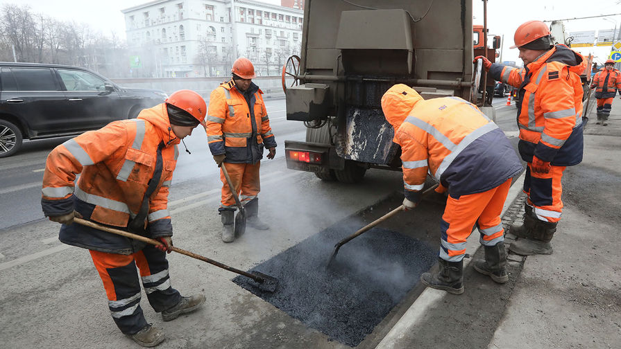 В Подмосковье продолжается ликвидация ям на дорогах