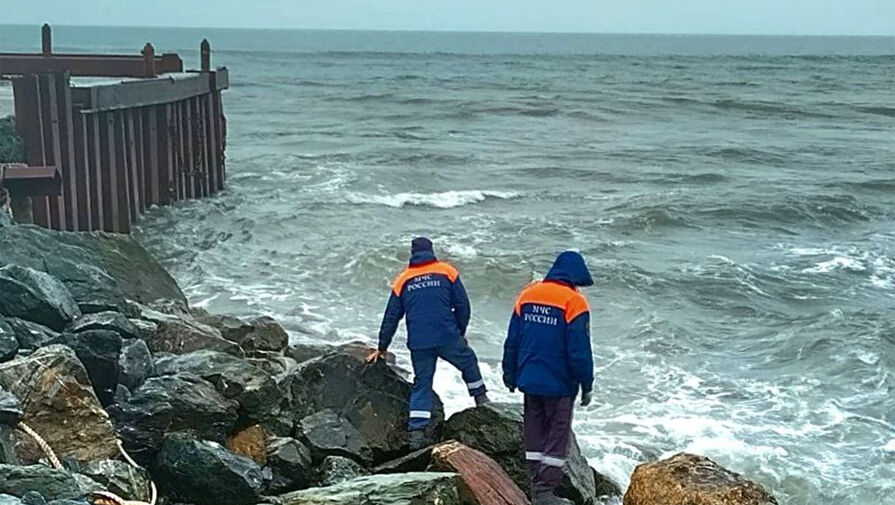 На Сахалине пару смыло волной с пирса, мужчину ищут спасатели