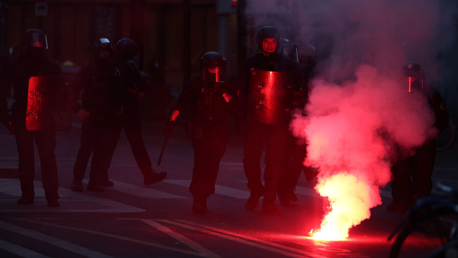 Полиция применила слезоточивый газ на митинге левых в центре столицы Франции