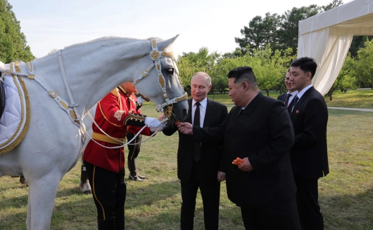 Путин и Ким побывали в конюшне во дворце руководителя КНДР