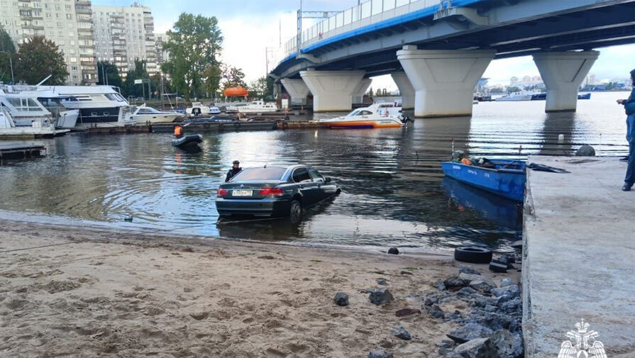 Две машины за два дня упали в воды Невы в Санкт-Петербурге