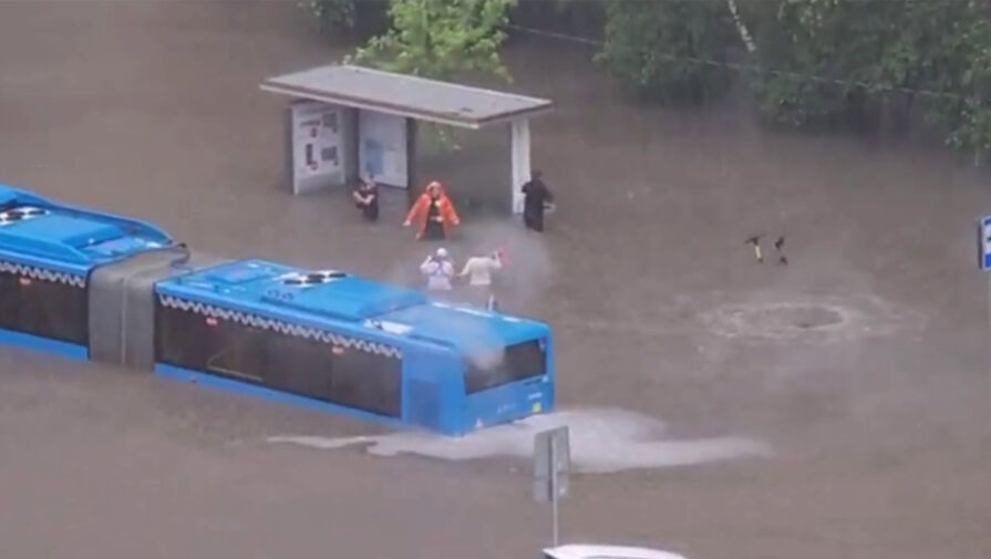 В Москве из-за ливня ушел под воду пассажирский автобус