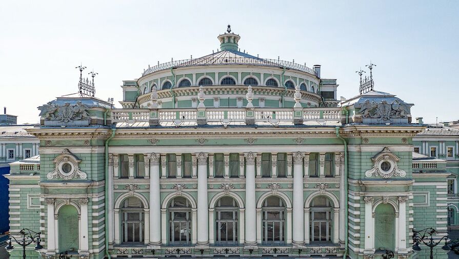 В Мариинке заявили о постоянной связи с солистом оркестра, атакованным пьяной женщиной