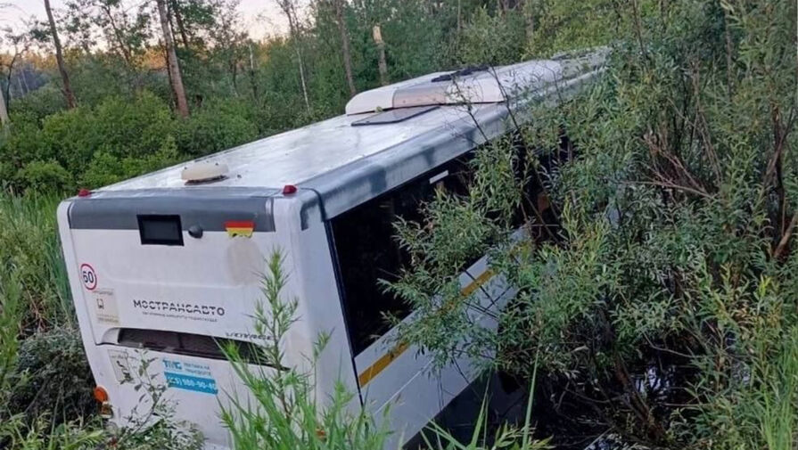 В Подмосковье попал на видео пассажирский автобус, улетевший в кювет