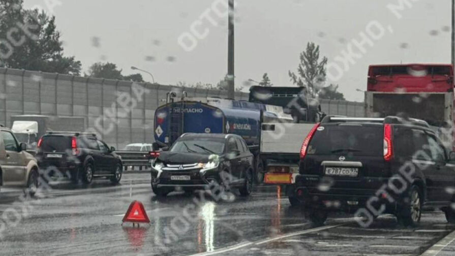 В Москве из-за ДТП образовалась пробка на восемь километров