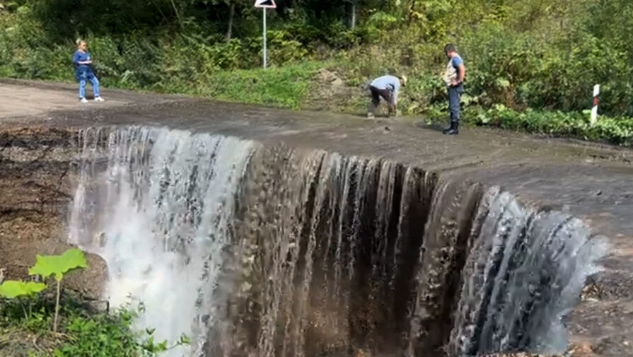 На Сахалине потоком воды смыло дорогу