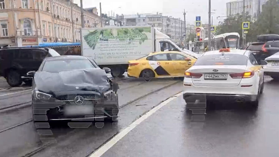 В Москве руководительница люксового бутик-отеля протаранила автозак с заключенными