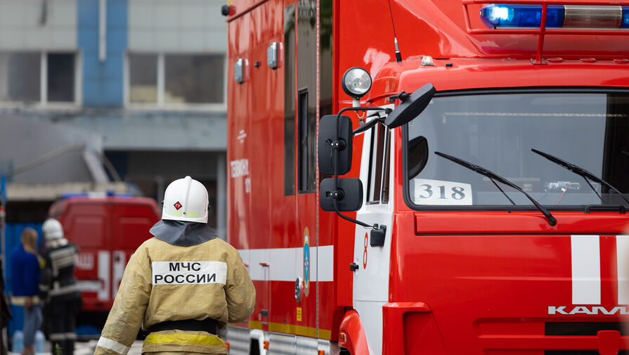 Пожарные потушили горящие утеплитель и кровлю здания на юго-востоке Москвы