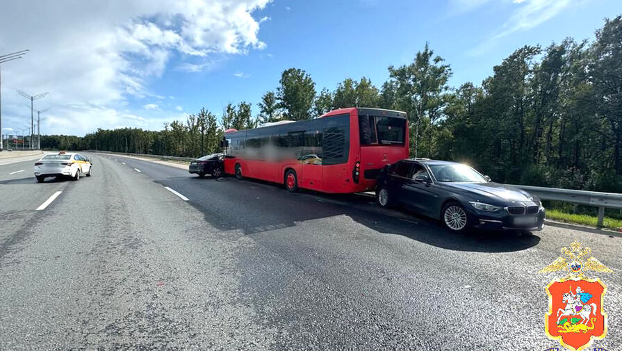 На скоростной трассе М-11 в Химках автобус столкнулся с тремя машинами