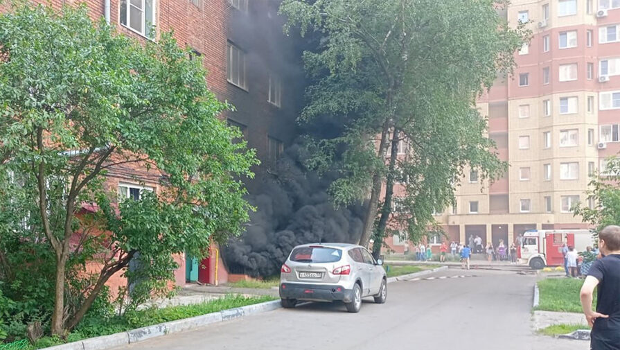 Появились кадры пожара в пятиэтажке в Московской области