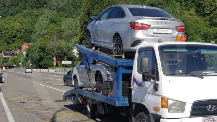 От автовоза оторвался прицеп и протаранил остановку с людьми в Сочи