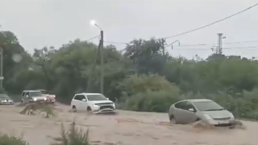 На видео попали уходящие под воду автомобили россиян после суперливня