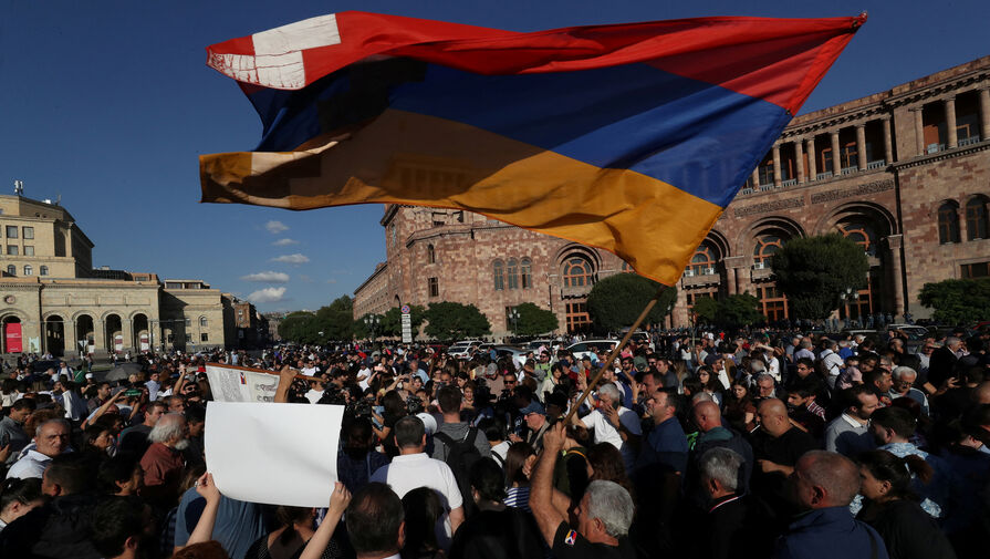 Военные присоединились к участникам протеста в Армении