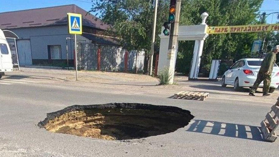 В Урюпинске пешеходы вытащили водителя из зависшего над глубокой ямой автомобиля