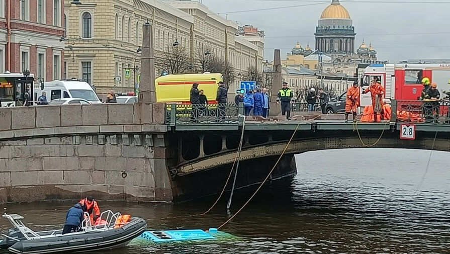 Сотрудники СК изъяли документацию в компании, которой принадлежит упавший в Мойку автобус