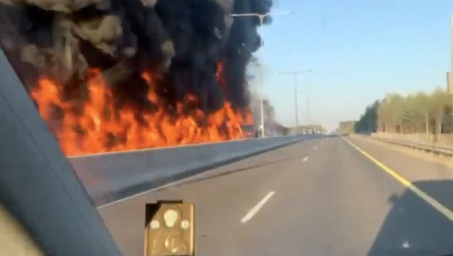 Взрывы и пожар на платной трассе Москва  Санкт-Петербург попали на видео