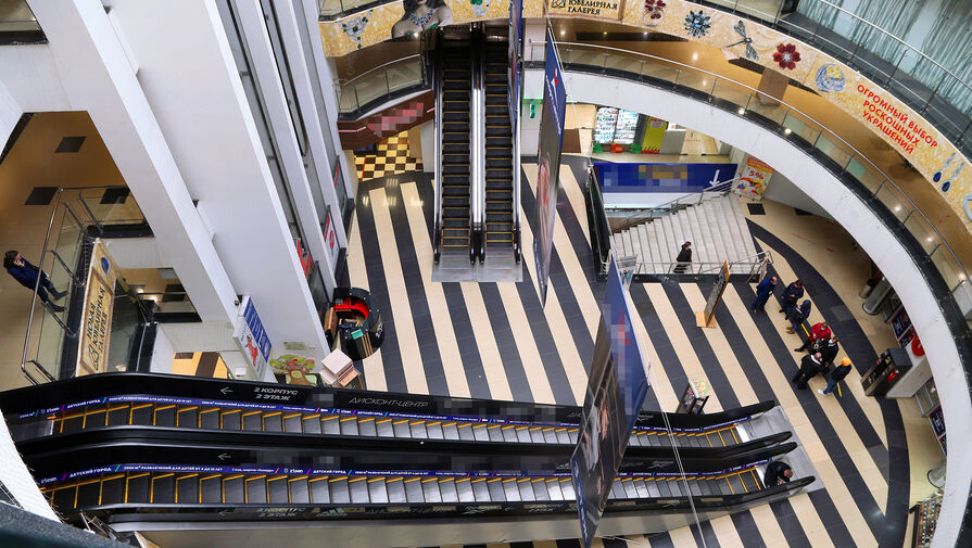 Один из охранников сбежал из ТЦ в Петербурге после конфликта с юношей