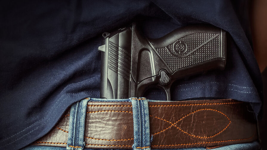 В Петербурге у ТРК подростки выстрелили девушке в голову из пистолета