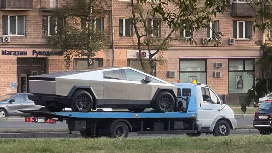 В Москве сфотографировали Cybertruck, который стоит на 'Газели'