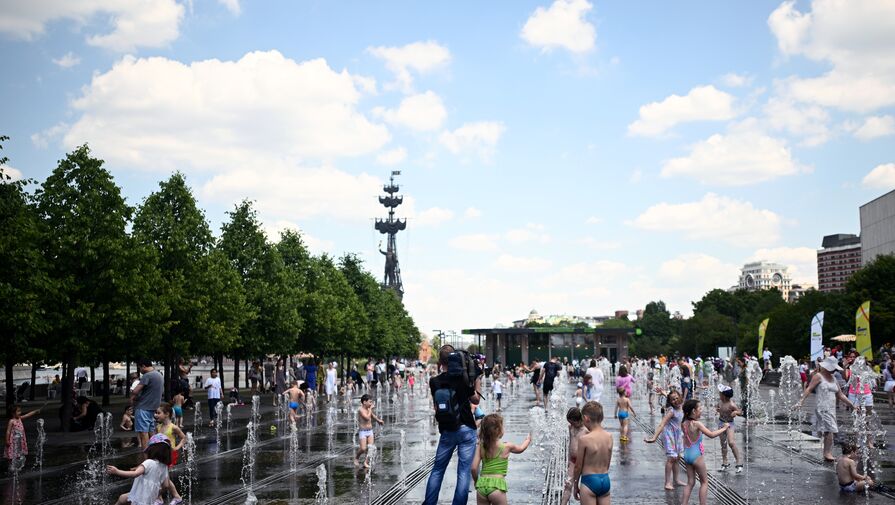 Москвичам пообещали облачную и жаркую погоду 14 июля