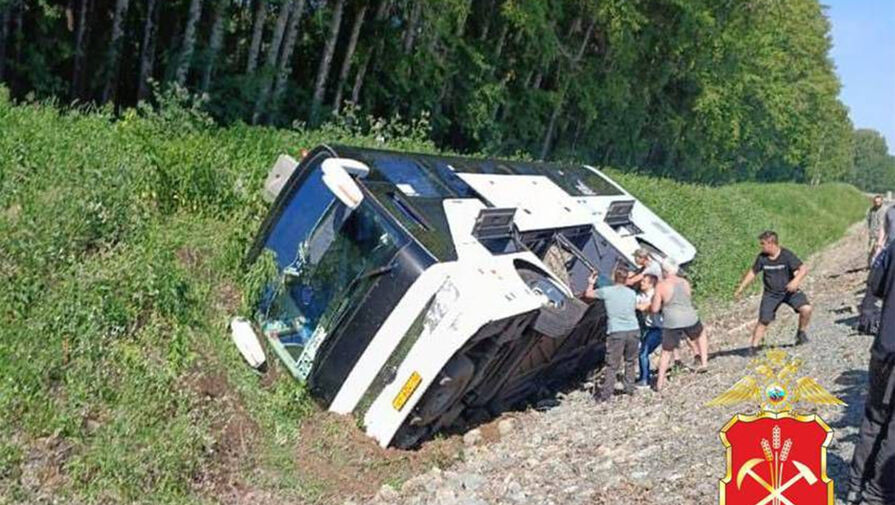 В Кузбассе два человека, включая пьяного водителя, пострадали в ДТП с автобусом