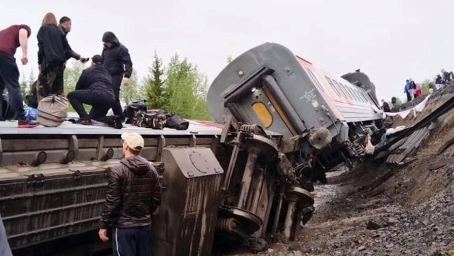 Все пассажиры сошедшего с рельсов поезда эвакуированы