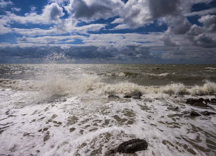 Туристам в Анапе запретили купаться в море